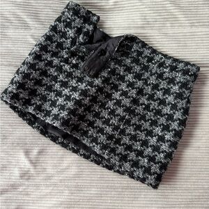 Stylish Black and White Houndstooth Mini Skirt